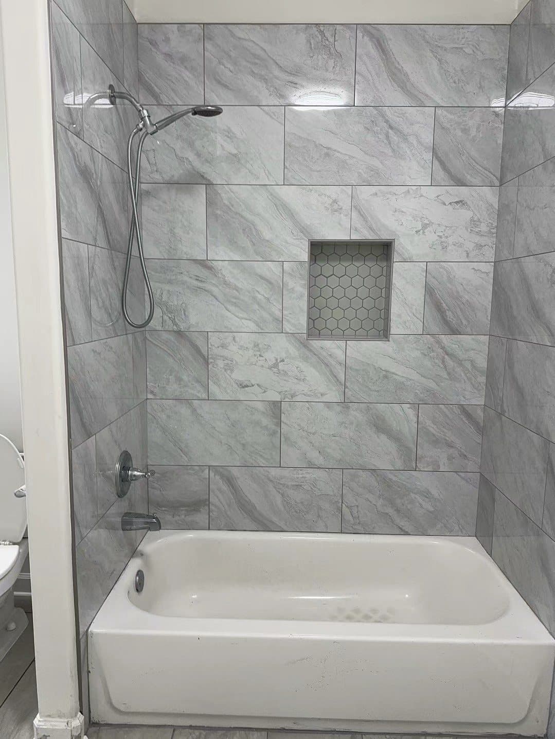 Tub surround in large-format marble-look porcelain