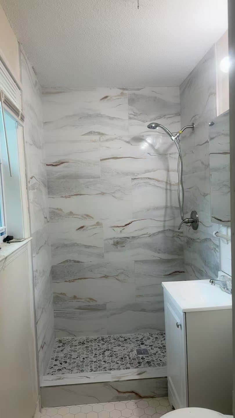 Full-height veined porcelain, single-piece look